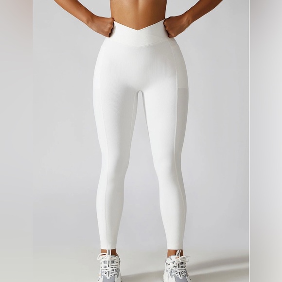 Zioccie: Ribbed V-Waist Legging with Pockets - Picture 3 of 3